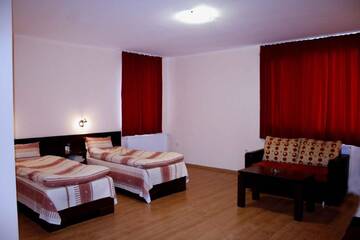 Фото номера Трехместный номер Отель Armira Family Hotel г. Ивайловград 4